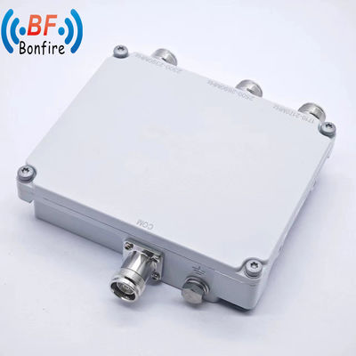 1710-2170MHz 2300-2690MHz RF低ピムディプレクサーとN女性コネクタ 4ウェイコンビナー