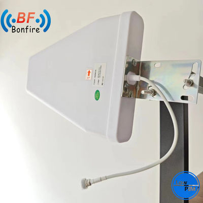20dBi 双極化 2X2 MIMO 囲みパッチ パネル 5.8 GHz 698-4000MHz のアンテナ