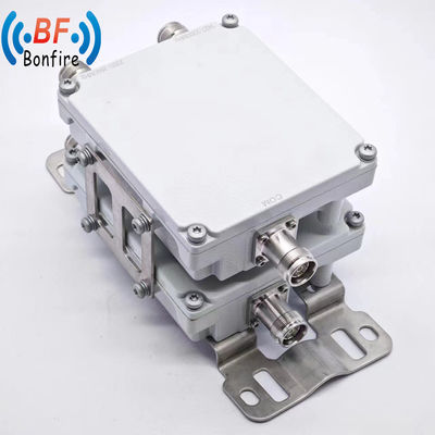 室内・室外 IP65 1710-2170MHz 2300-2690MHz RF信号ユニット 双帯ダブルクセラー コンビナー