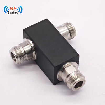 低挿入損失 低 Vswr 5000-6000MHz 50W 2 Way パワースプリッタ N 女性 IP60 Ibs/Das