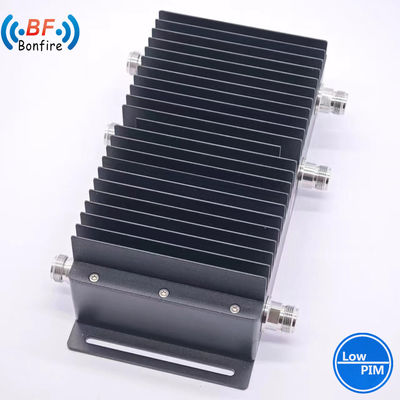 3X3ハイブリッドカップラー 617-3800MHz 3 in 3 out RFハイブリッドコンビナー 4.3-10 Ibs/Das の女性