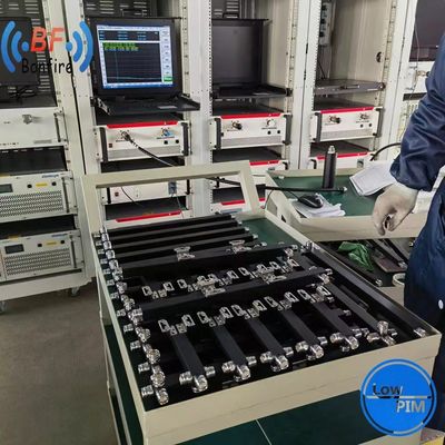 N-F/4.3-10-F/DIN-Fインターフェイスと698-3800MHz範囲の2方向 RF パワーディバイダーコンビナー