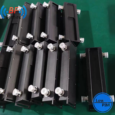 698-4000MHz RFハイブリッドカップラー 低ピム 3 dB カップラー ブラック インターフェース 4.3-10-F/DIN-F/N-F