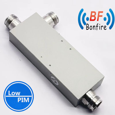 300W N 女性 室内/室外 IP65 低 Vswr 698-2700MHz 方向性カップラー 穴式カップリング