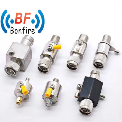 RF ダブル女性ケーブル接続器 シルバー付SMA ジャックからN ジャック 隔壁 雷検 超電圧保護 698-3800MHz
