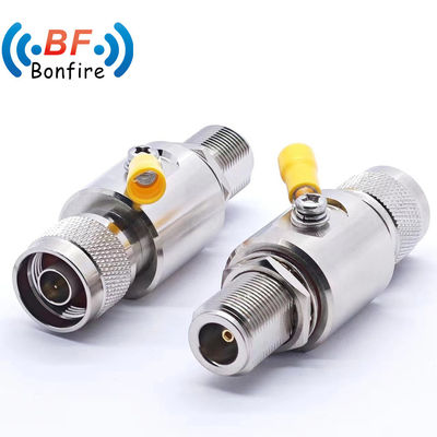 UHF 女性からUHF 女性隔壁同軸接続器 超電圧保護器 赤い室内/室外 IP65