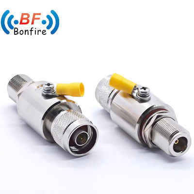 UHF 女性からUHF 女性隔壁同軸接続器 超電圧保護器 赤い室内/室外 IP65