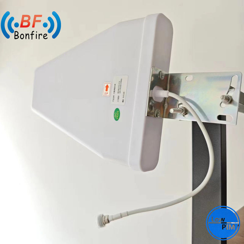 698-4000MHz ナロービームワイヤアンテナ エクステント・スタジアムの屋外向けOEM/ODM生産