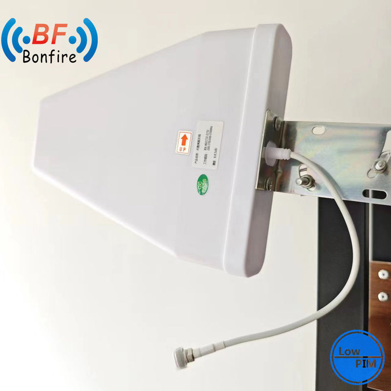 20dBi 双極化 2X2 MIMO 囲みパッチ パネル 5.8 GHz 698-4000MHz のアンテナ