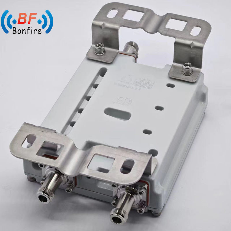 2500-2700MHz RF ディプレクサー UHF 穴式フェライトトリプレクサートランスミッターコンビナー Ibs/Das