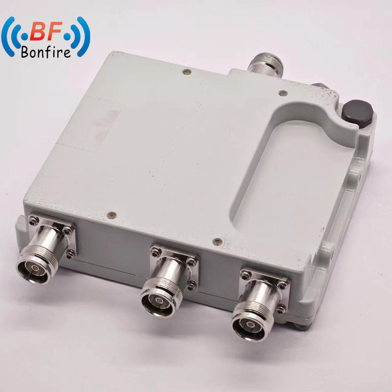 グレー/レッド/ブラック トリプレクサー 698-960 1710-2170 1920-2710 2300-2400 2500-2700MHz RF ディプレクサー DAS IBS用ダブルバンドコンビナー