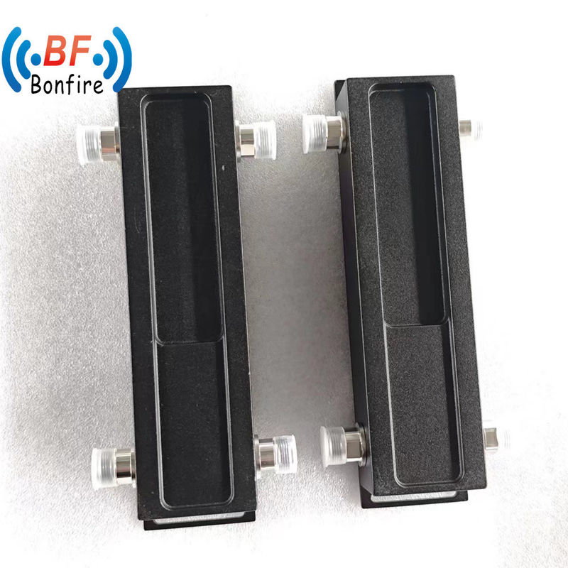 室内/室外 IP65 698-4000MHz RFハイブリッドカップラー 2X2 無線波導体カップリング