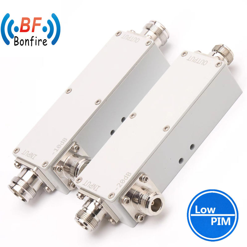 600-3800MHz 50dB IP65 4.3-10 容易な設置のための女性低ピム方向結合器
