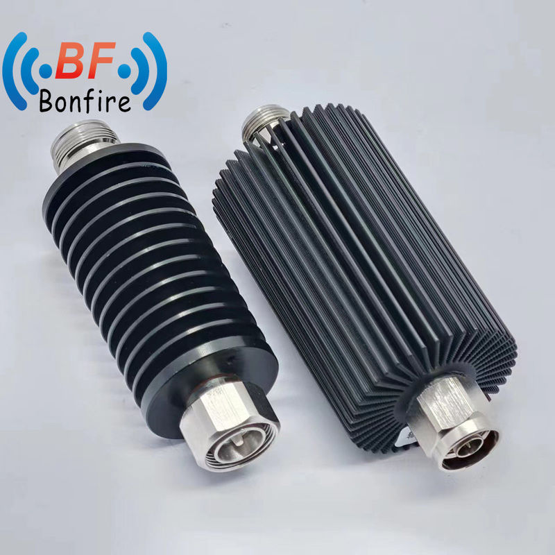 室内・室外 IP65 100W 3 6 10 15 20 25 30dB 低ピム RF コアシアル減声器 DC-3800MHz
